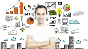 Plano de Marketing: Como alavancar sua empresa! A imagem mostra um jovem com os braços cruzados em frente a um plano de marketing.