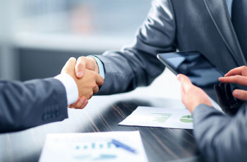 Vende-se empresa! Como vender a minha empresa. A imagem mostra um aperto de mão entre dois homens de negócios.